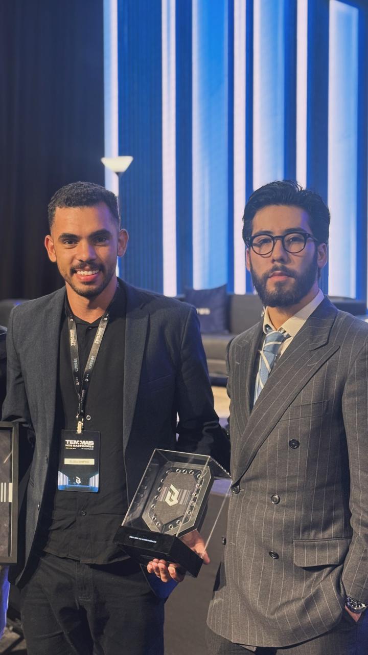 Elizeu e Igor Kadooka na premiação da operação